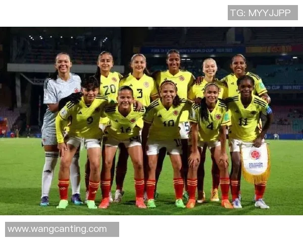 与足球明星合影的女性性格揭秘：她们为何成为镜头焦点背后的秘密